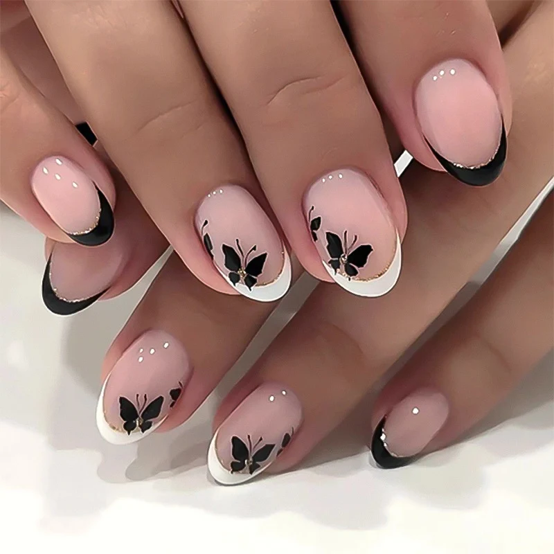 Elegant gestaltete Nagelkunst mit Schmetterlingsmotiv Karnz