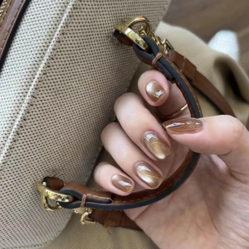 Elegante Nagelkunst mit Glitzerverzierungen Karnz
