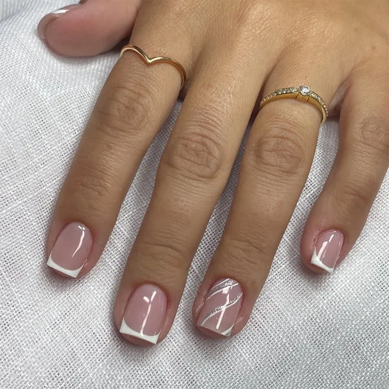 Elegante Nagelkunst mit glitzerndem French-Tip Karnz