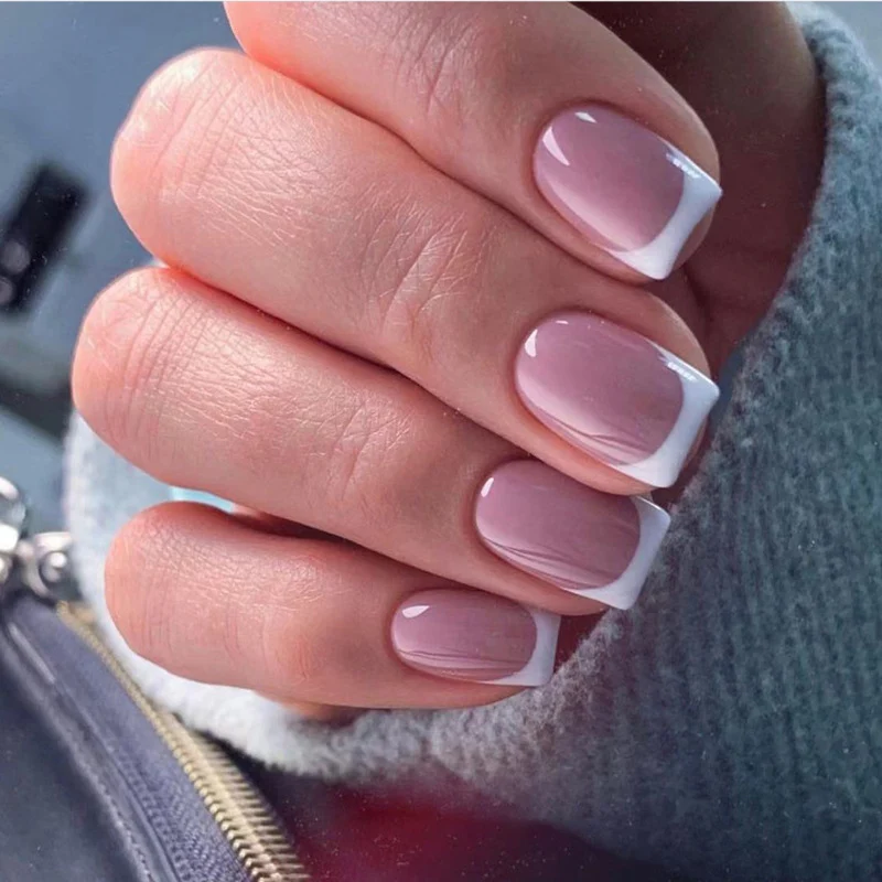 Elegante Nagelkunst mit Glänzendem French-Tip Karnz