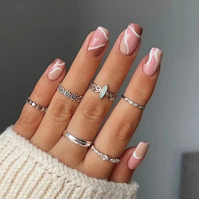 Elegante Nagelkunst mit geometrischem Design Karnz
