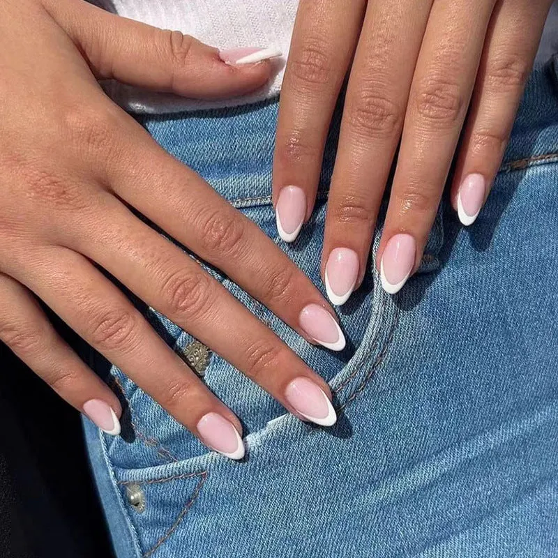 Elegante Nagelkunst mit französischen Spitzen Karnz