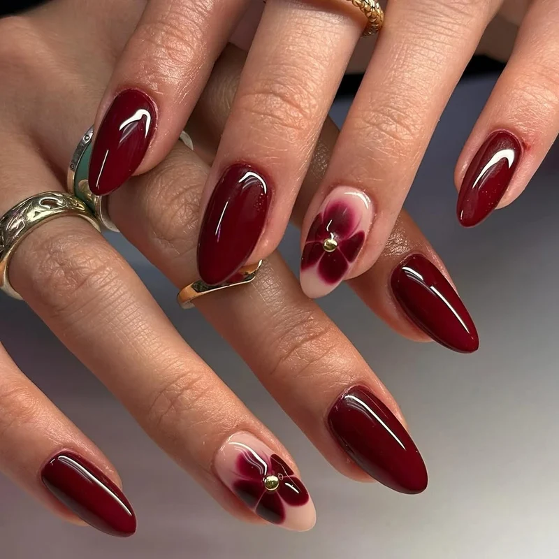 Elegante Nagelkunst mit floralen Applikationen Karnz