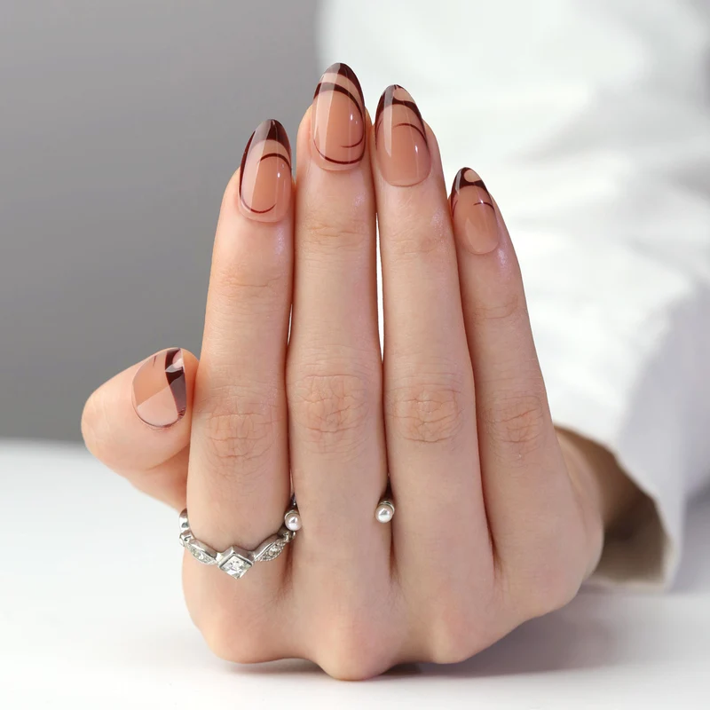 Elegante Nagelkunst mit filigranen Linien und Glitzerakzenten Karnz