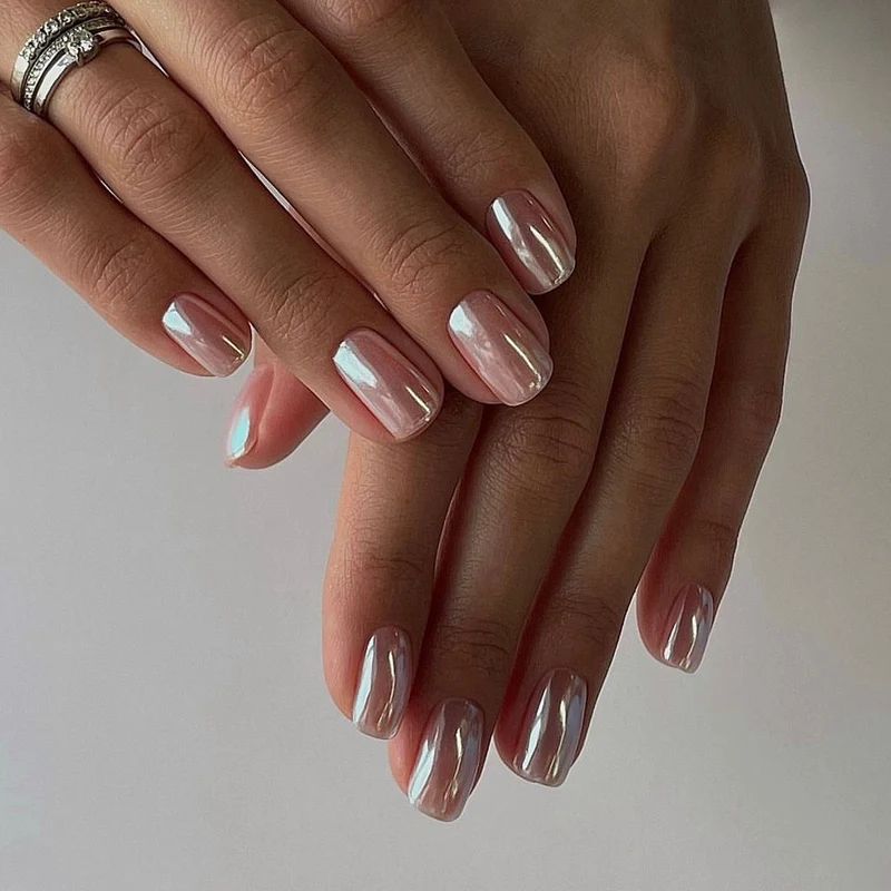 Elegante Nagelkunst im Rosé Metallic-Look Karnz