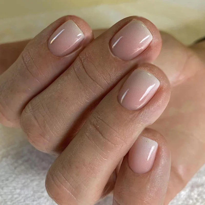 Elegante Nagelkunst im natürlichen Ombre-Stil Karnz