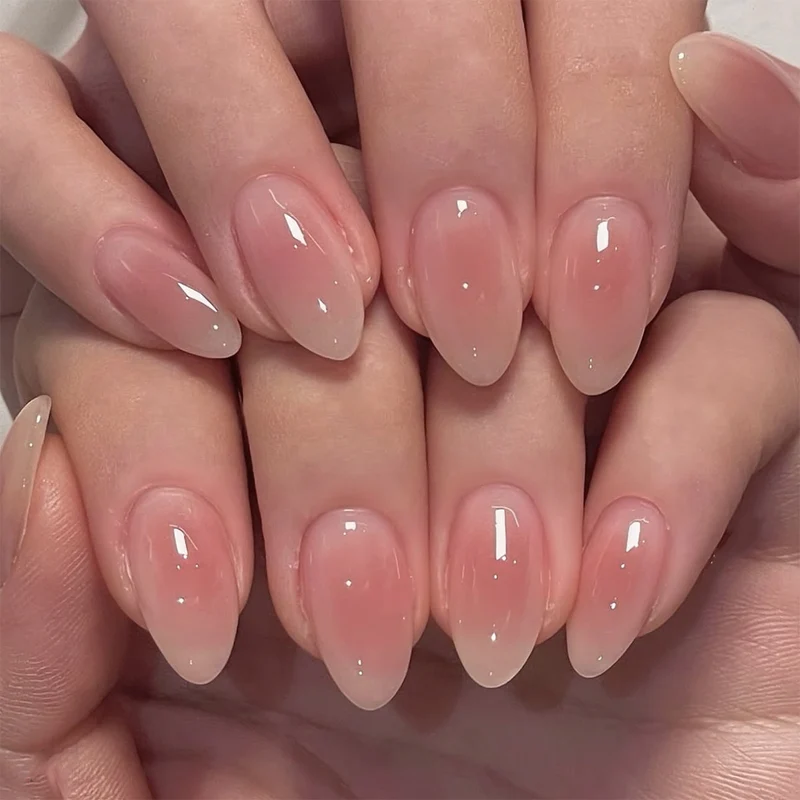 Elegante Nagelkunst im modernen Stiletto-Design Karnz