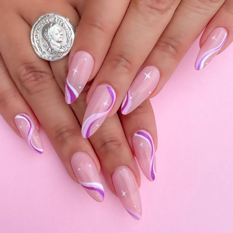 Elegante kunstvolle Nagelverlängerungen mit zartem Farbverlauf und akzentuierten Linien Karnz