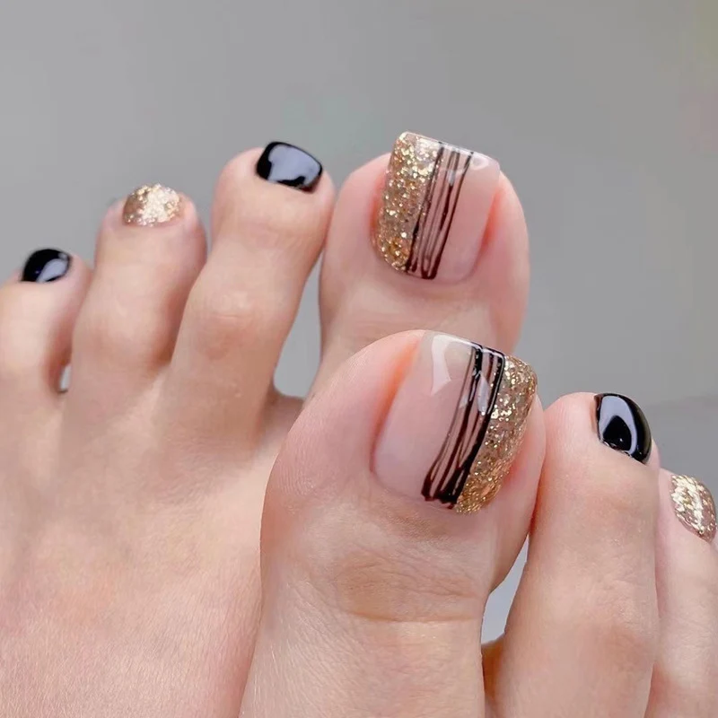 Exquisite Fußnagelkunst mit Glitzer- und Streifen-Design Karnz