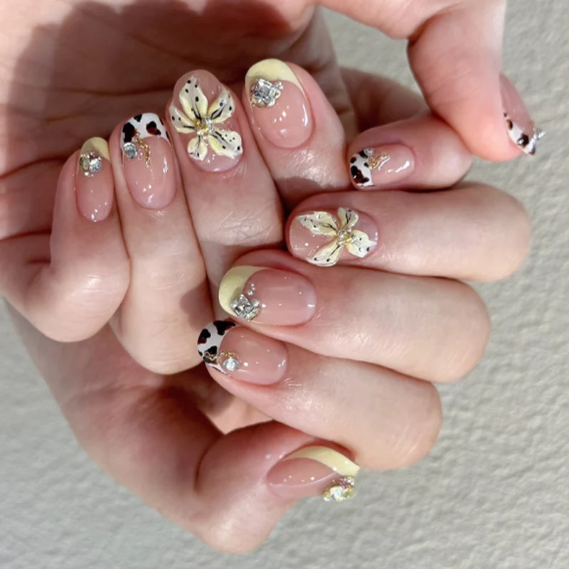 Exklusive Nagelkunst mit floralem Design und Glitzerakzenten Karnz