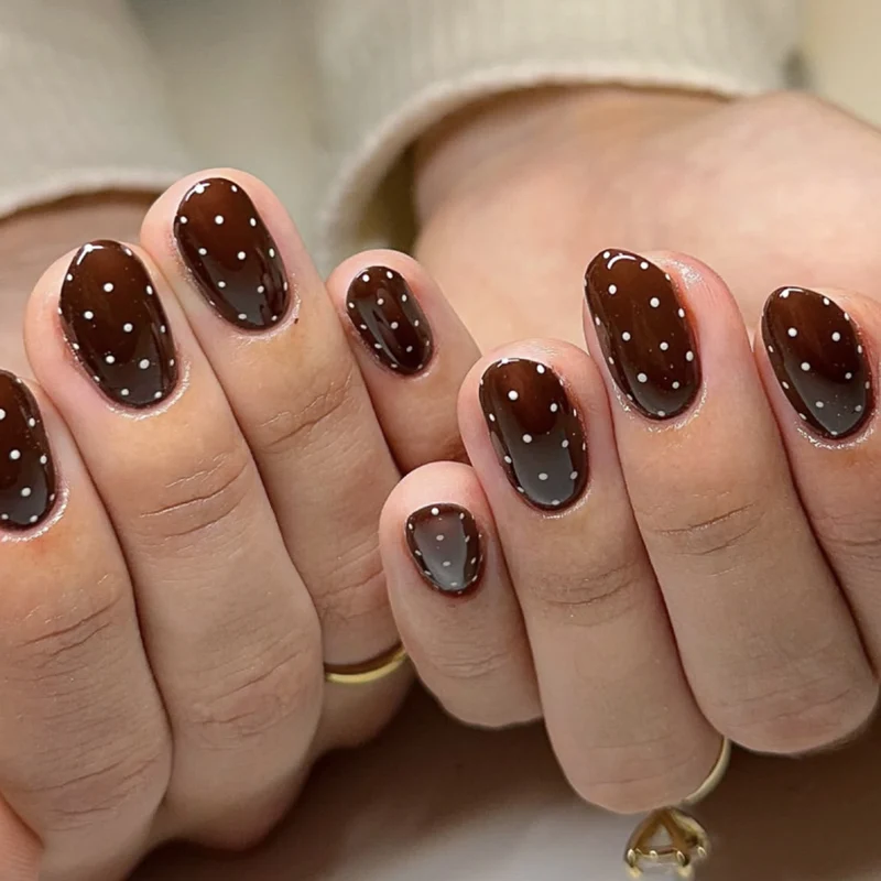 Elegante und moderne Nagelkunst mit Polka-Dots Karnz
