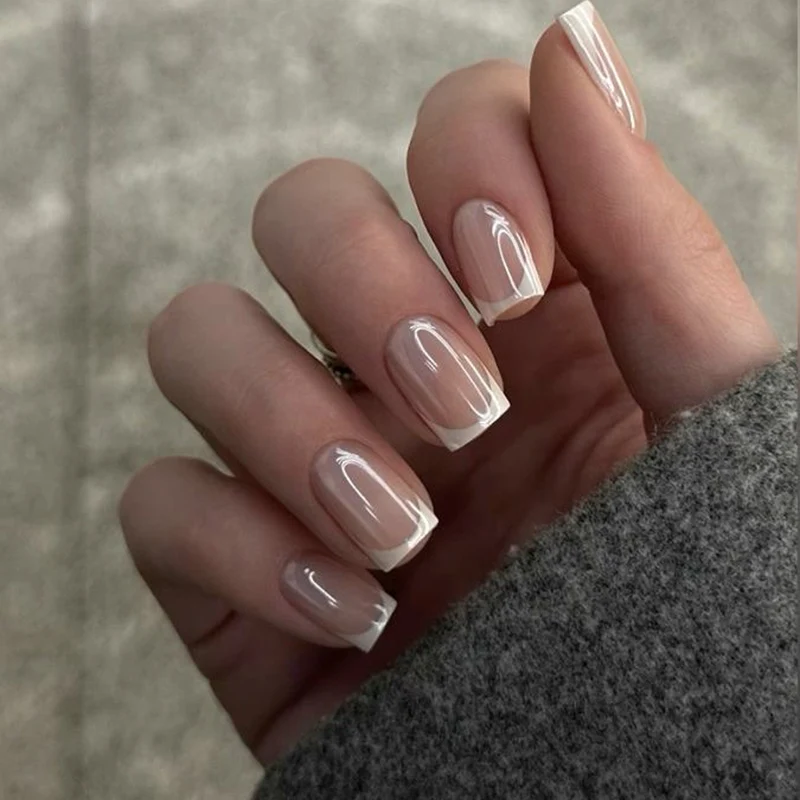 Elegante und Moderne French Maniküre Karnz