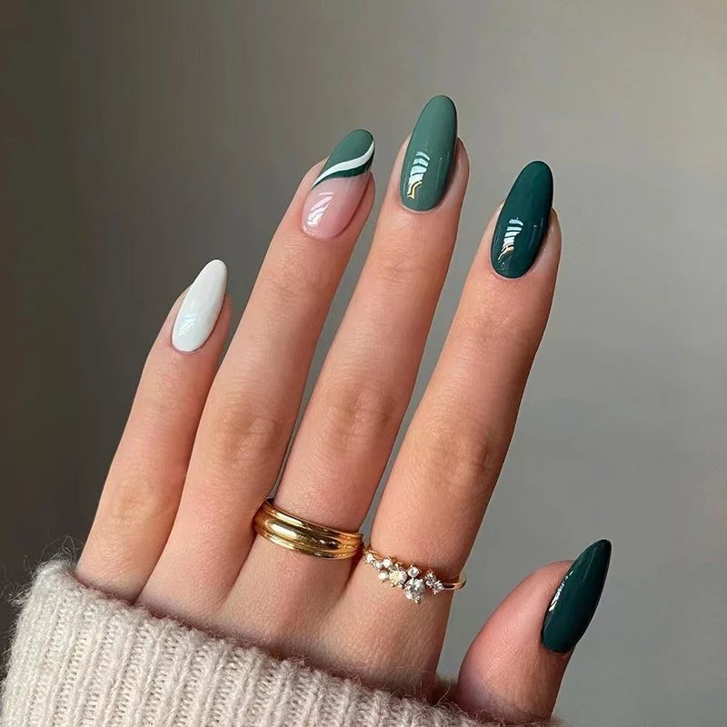 Elegante und kunstvolle Nagelkunst Karnz