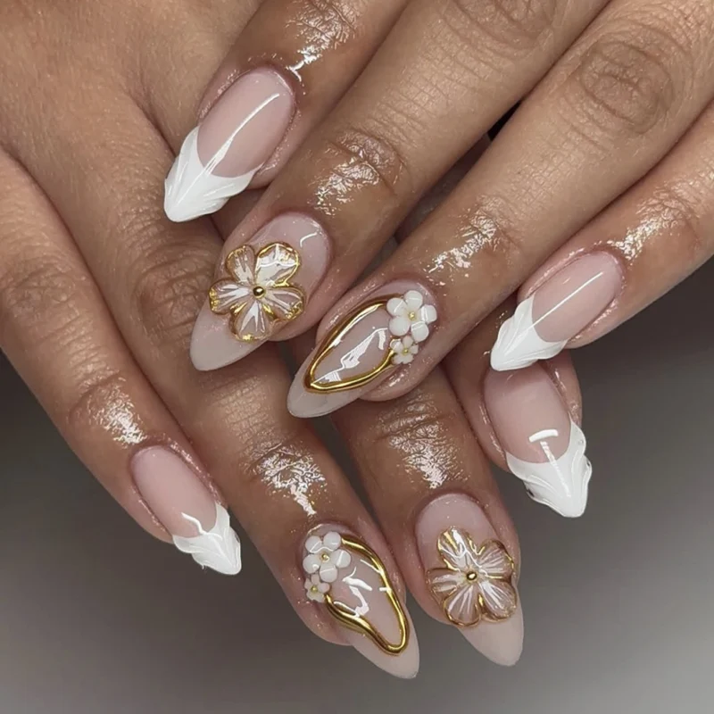 Elegante und kunstvoll verzierte Stiletto-Nägel Karnz
