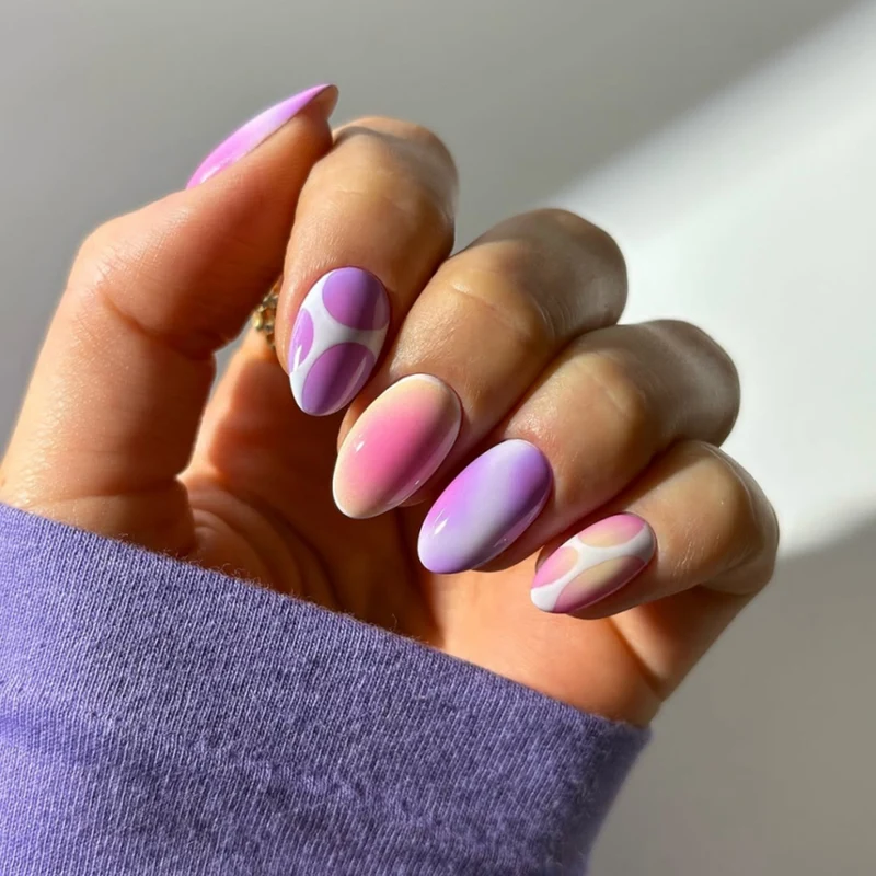 Elegante und kreative Nagelkunst mit sanftem Farbverlauf und geometrischen Akzenten Karnz
