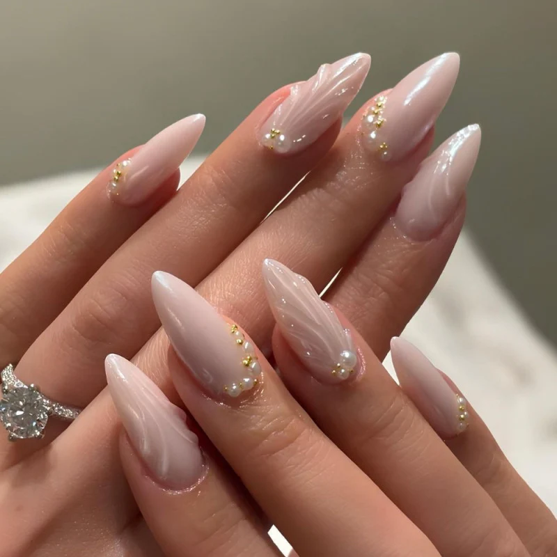 Elegante Stiletto-Nägel mit Schimmer-Design und Perlenverzierungen Karnz