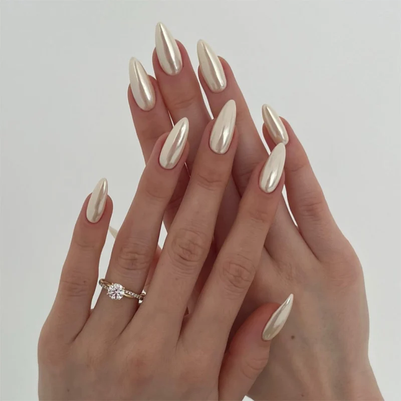 Elegante Stiletto-Nägel mit Hochglanz-Finish Karnz