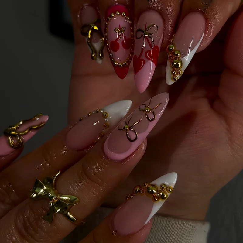 Elegante goldverzierte Nagelverlängerungen Karnz