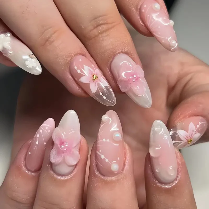 Elegante Blumennagelverzierungen Karnz