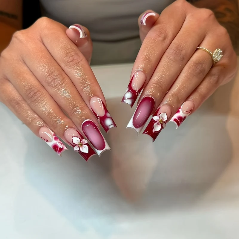 Elegante florale Nagelverlängerungen Karnz