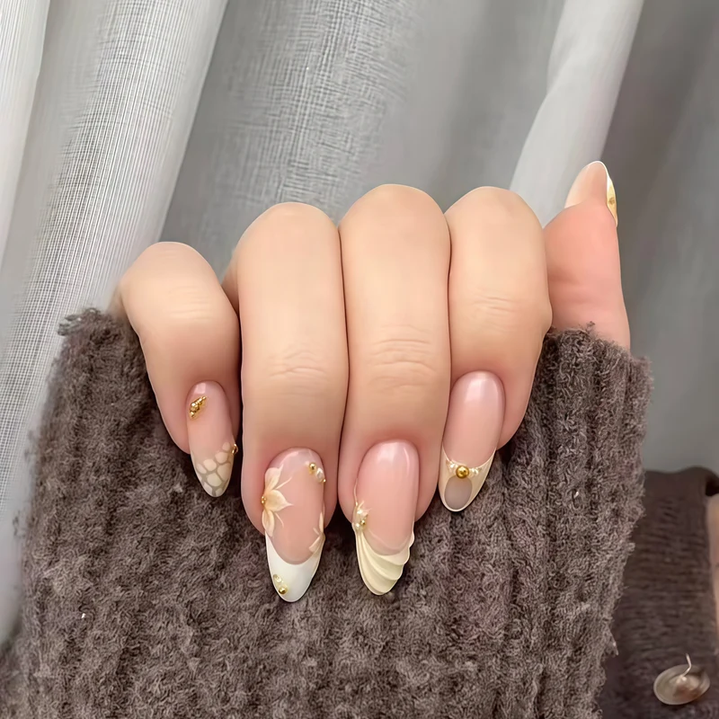 Elegantes Florales Nagelkunstdesign Karnz