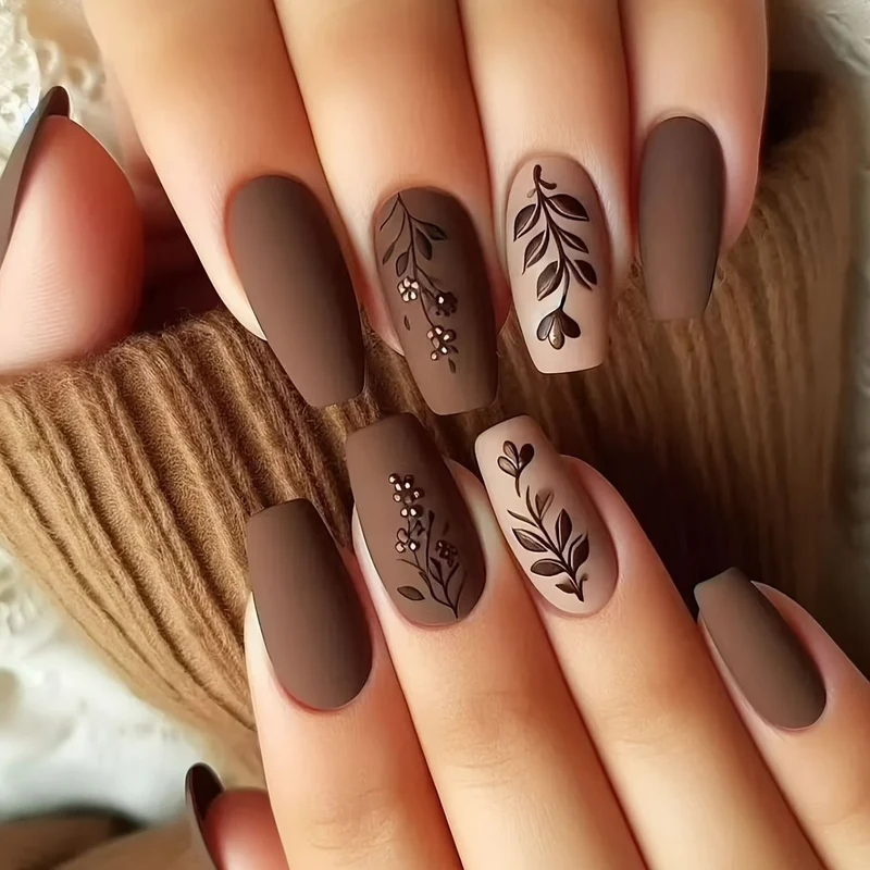 Elegante Florale Matte Nagelkunst Karnz