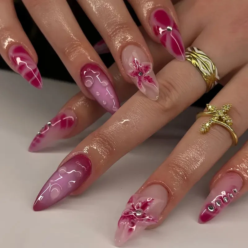 Elegante dekorative Press-on-Nagelverzierungen Karnz