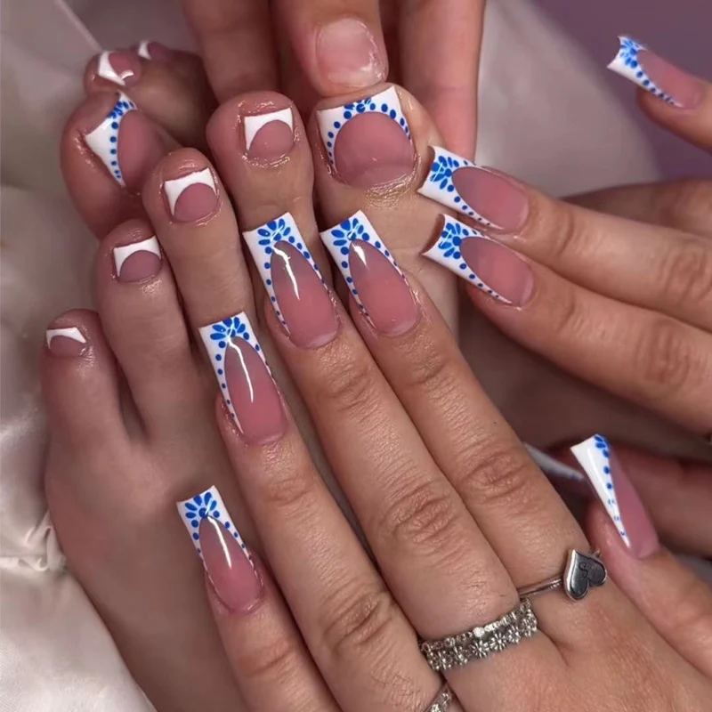 Künstlerische French Tip Nagelverzierungen Karnz