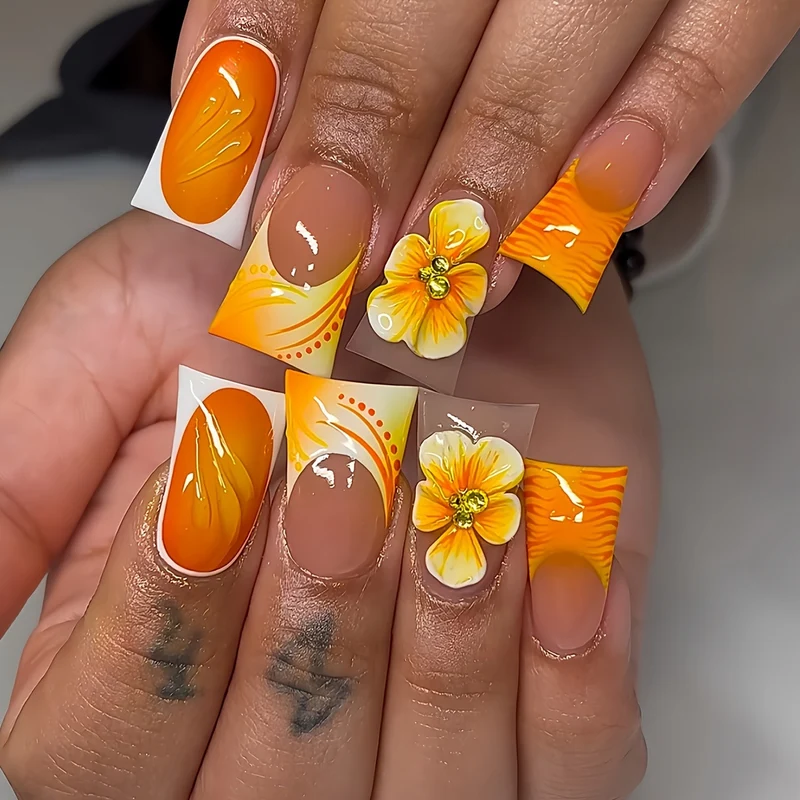 Künstlerisches Florales Press-On Nageldesign Karnz