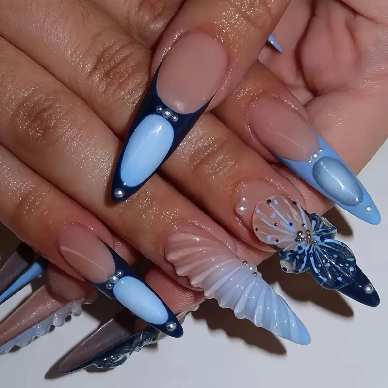 Künstlerische florale Nagelverlängerungen Karnz
