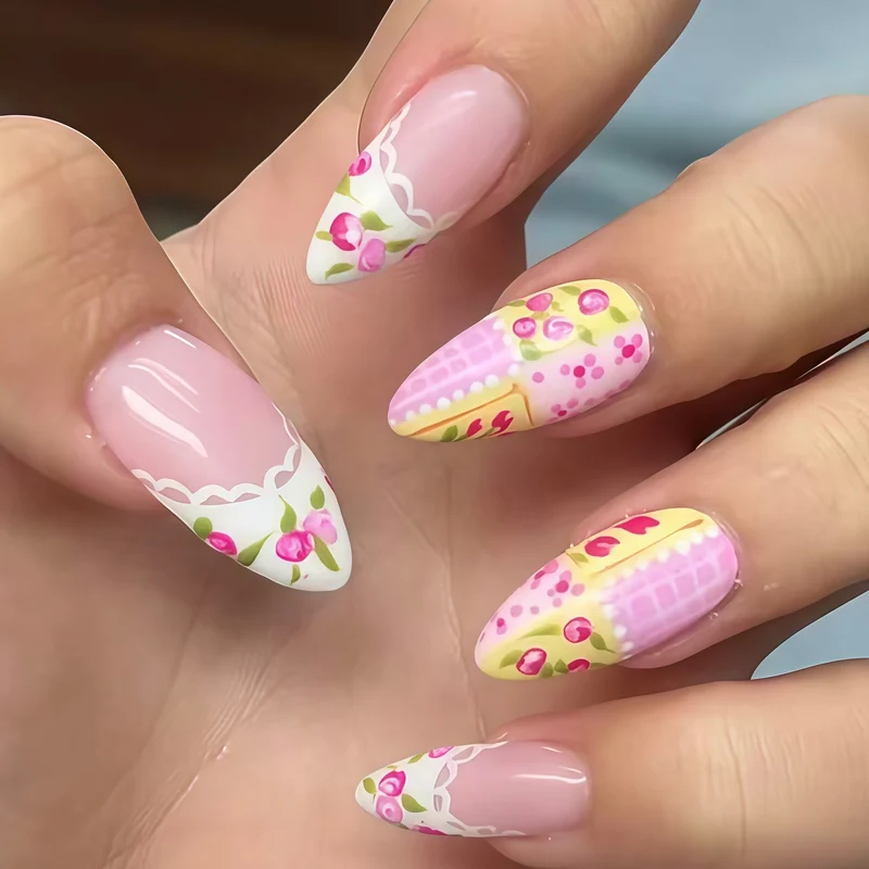 Künstlerische Floral Nagelverzierungen Karnz