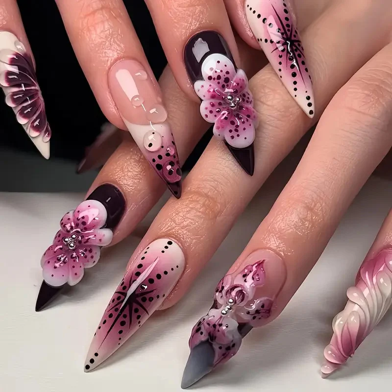 Artisanale Skulptierte Nagelverstärkungen Karnz