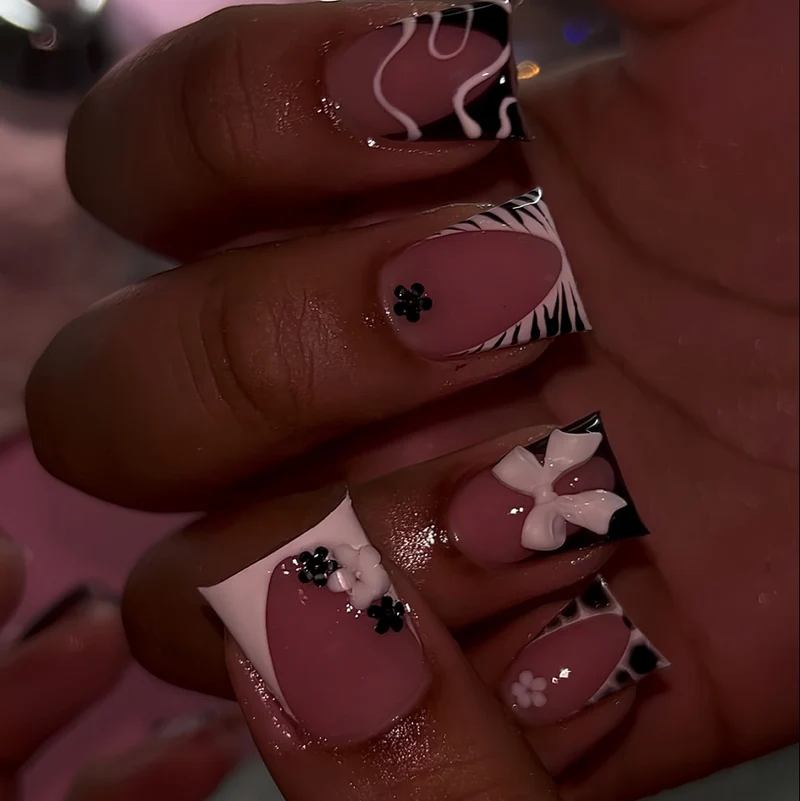 Kreative florale Nagelkunstverlängerungen Karnz
