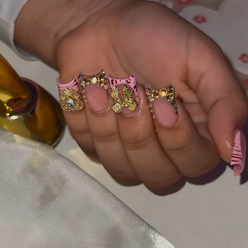 Künstlerisch mit Juwelen verzierten Nagelverlängerungen Karnz