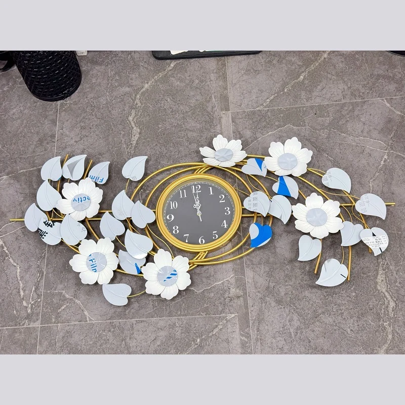 Blumen-Wanduhr mit Blattdesign Karnz
