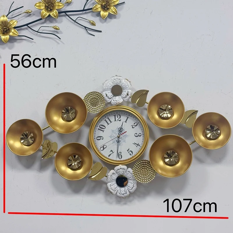 Elegante dekorative Wanduhr mit floralen Akzenten Karnz