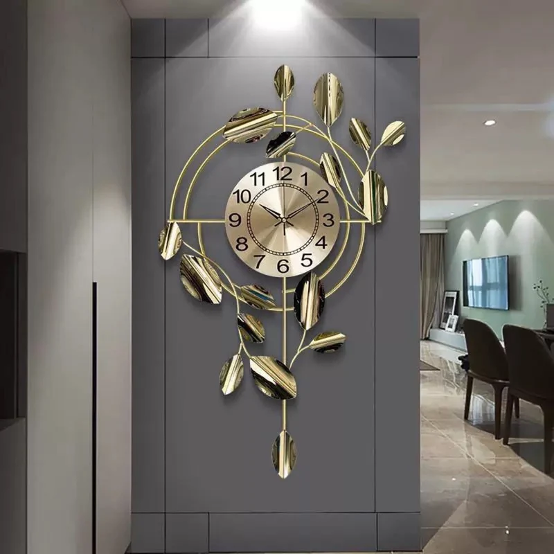 Dekorative Wanduhr mit Blattdesign Karnz
