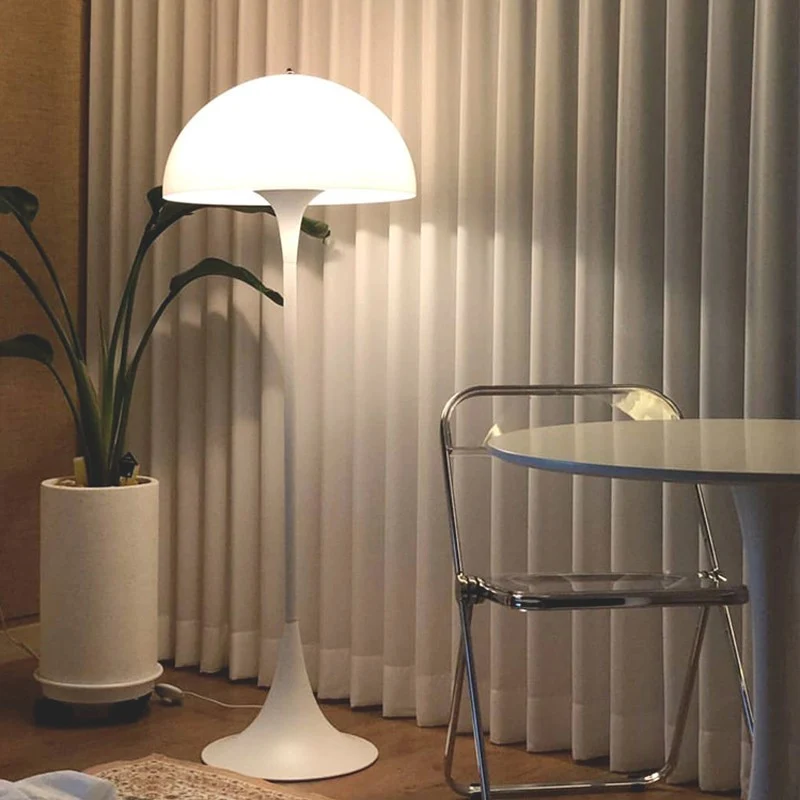 Moderne Minimalistische Stehlampe mit LED-Schirm