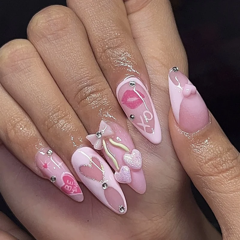 Kunstnagelset mit verspielten Herz- und Lippenmotiven Karnz