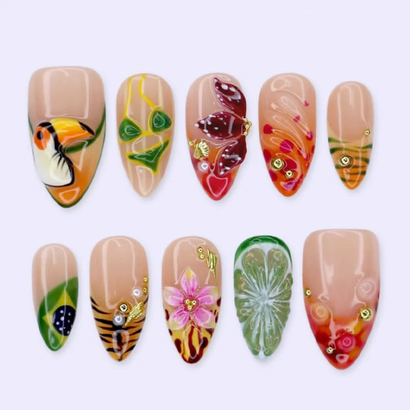 Kunstnagelset mit tropischen Motiven und eleganten Details Karnz