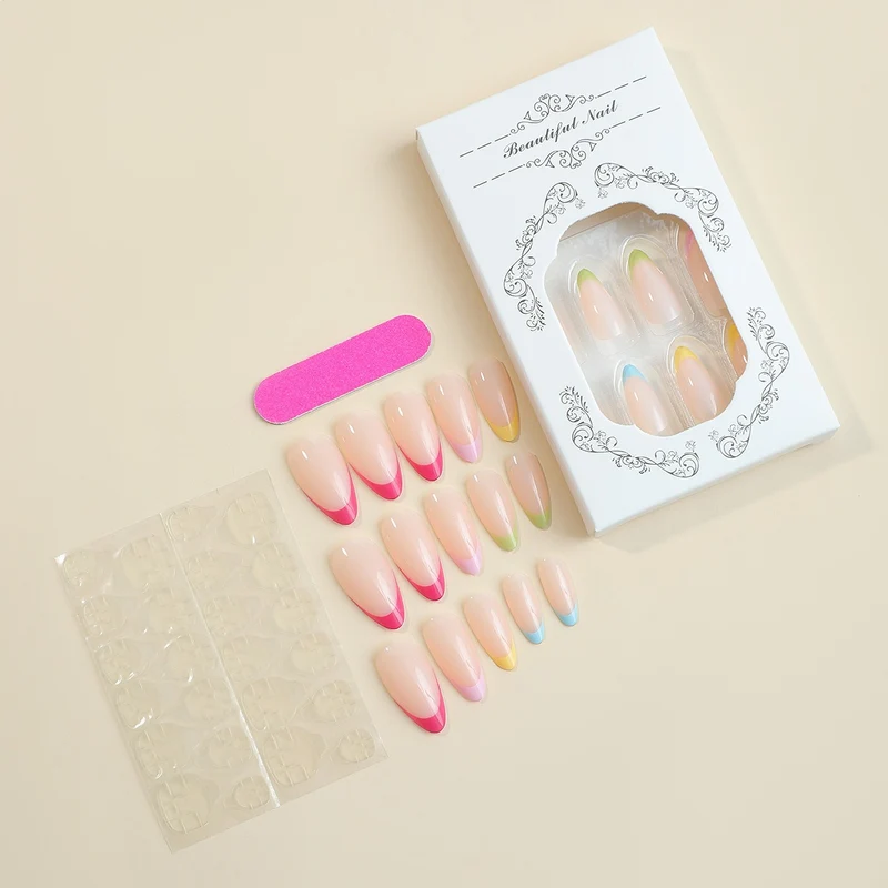 Kunstnagelset mit stilvollen Farbverlauf und eleganten Spitzen Karnz