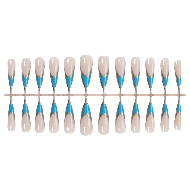 Kunstnagelset mit stilvollen, asymmetrischen Designs Karnz