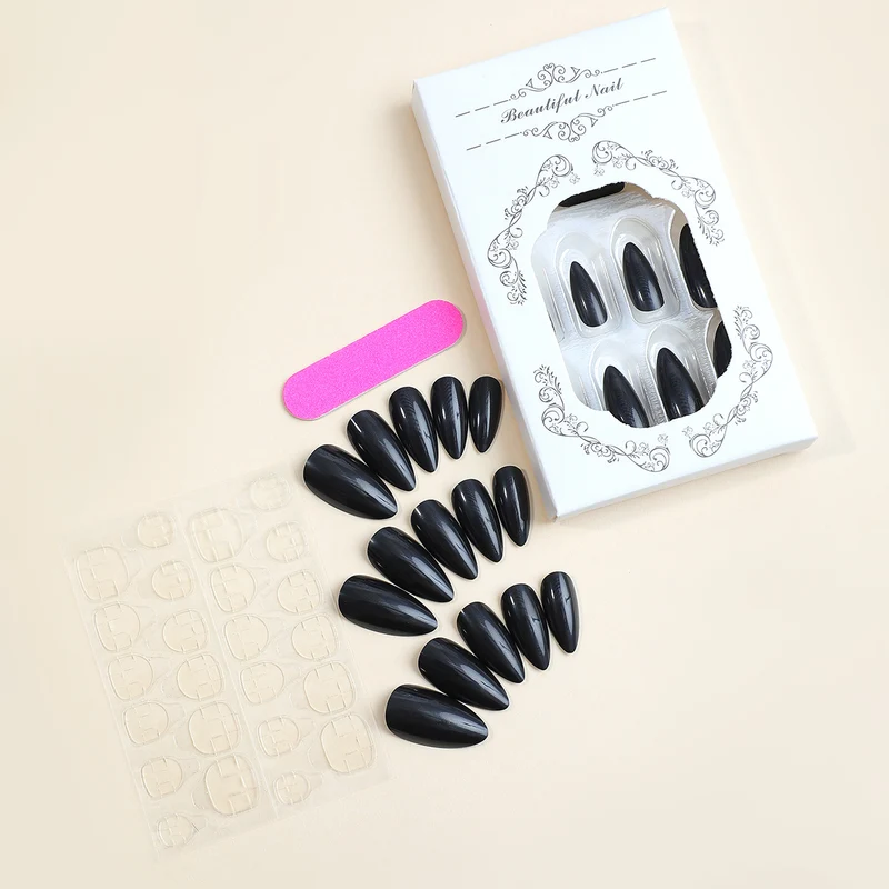 Kunstnagelset mit stilvollem, spitzen Design Karnz