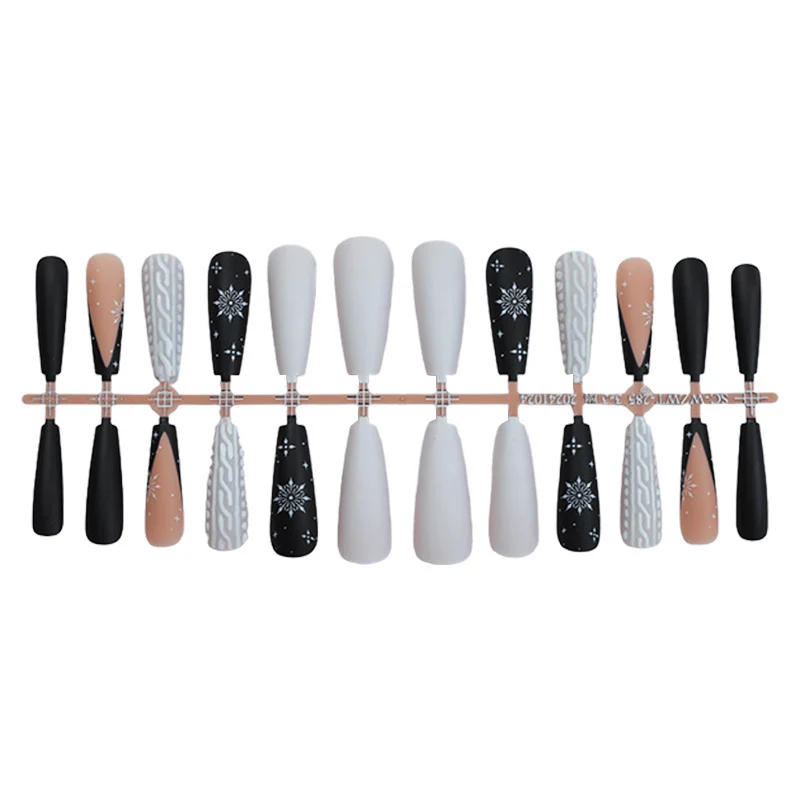 Kunstnagelset mit stilvollem geometrischem Design Karnz