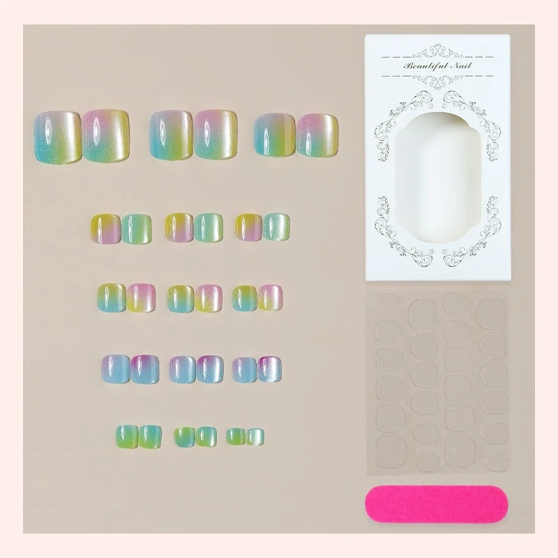 Kunstnagelset mit schimmerndem Farbverlauf und eleganten Designs Karnz