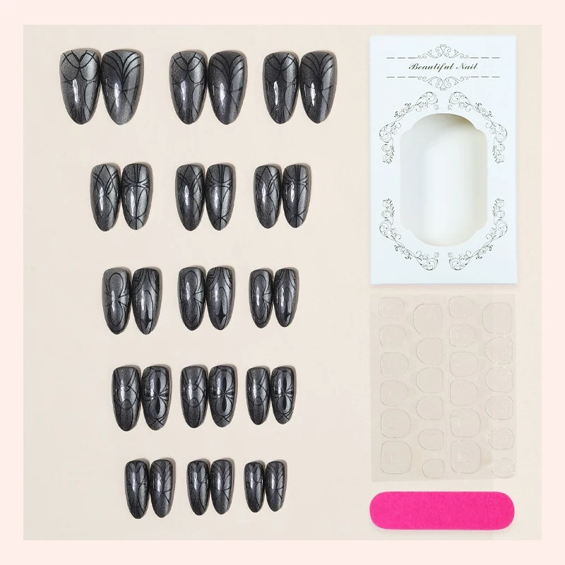Kunstnagelset mit schaurigem Spinnenmotiv und Glitzerakzenten Karnz