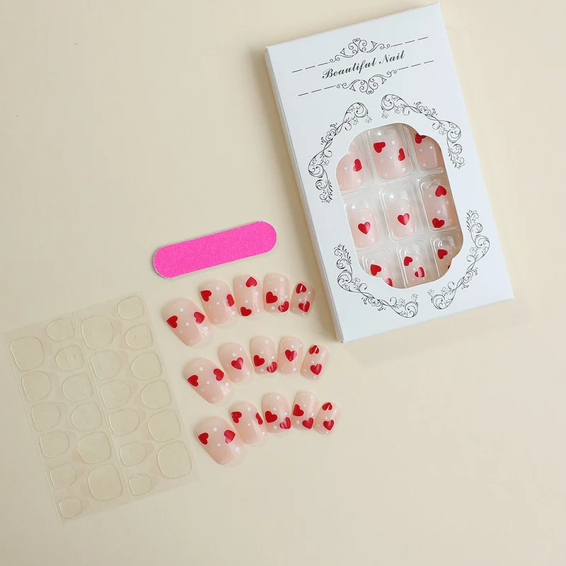 Kunstnagelset mit romantischen Herzmotiven und schimmernden Akzenten Karnz