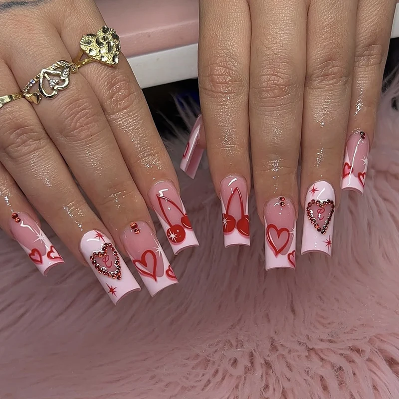Kunstnagelset mit romantischen Herzmotiven und funkelnden Strassverzierungen Karnz
