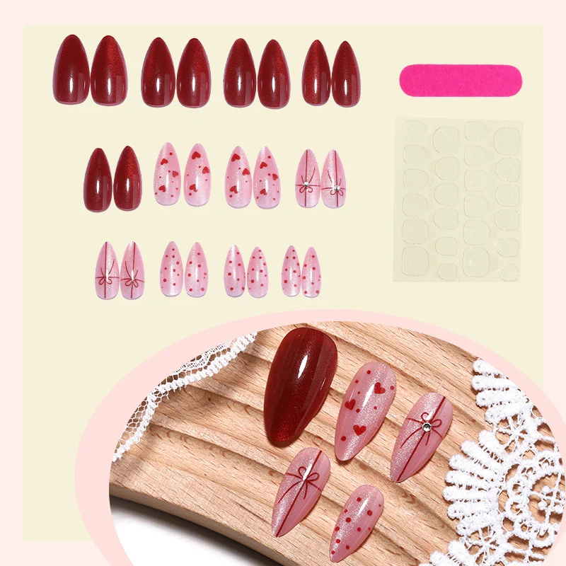 Kunstnagelset mit romantischen Herz- und Glitzerdesigns Karnz