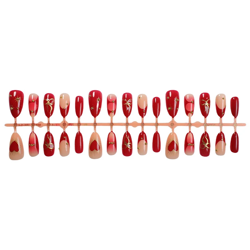 Kunstnagelset mit romantischen Herz-Designs Karnz